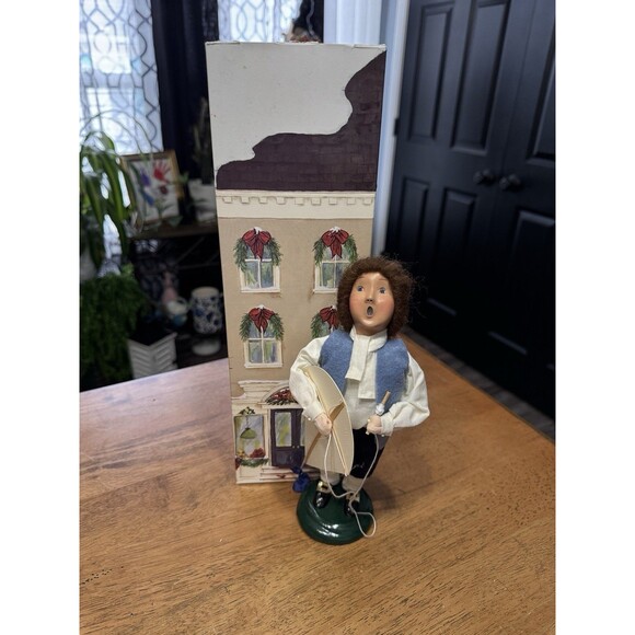 Byers Choice Retired 2001 Williamsburg Exclusive Boy with Kite - Picture 1 of 2